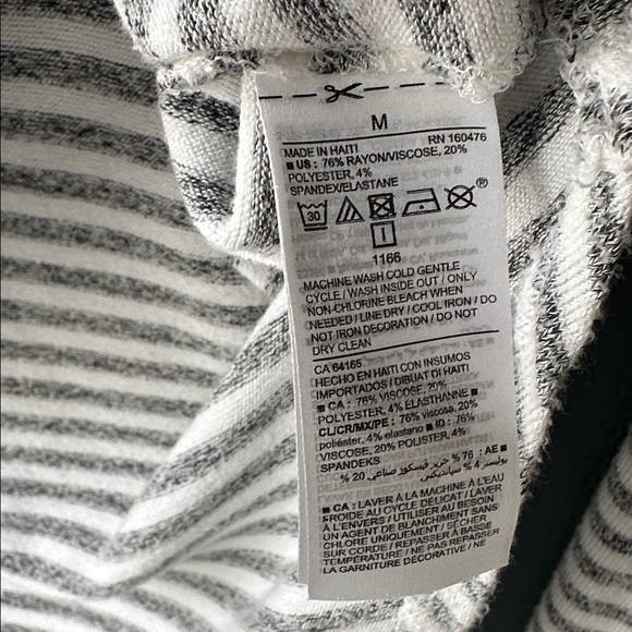 🩶 OLD NAVY women’s Long Sleeve Tee shirt size medium M gray and white stripes - Picture 7 of 7